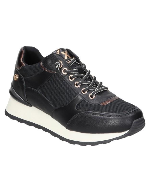 Zapatillas veganas con cuña para mujer XTI 144197 negro