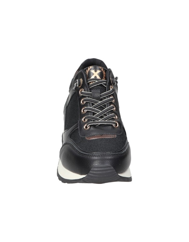 Zapatillas veganas con cuña para mujer XTI 144197 negro
