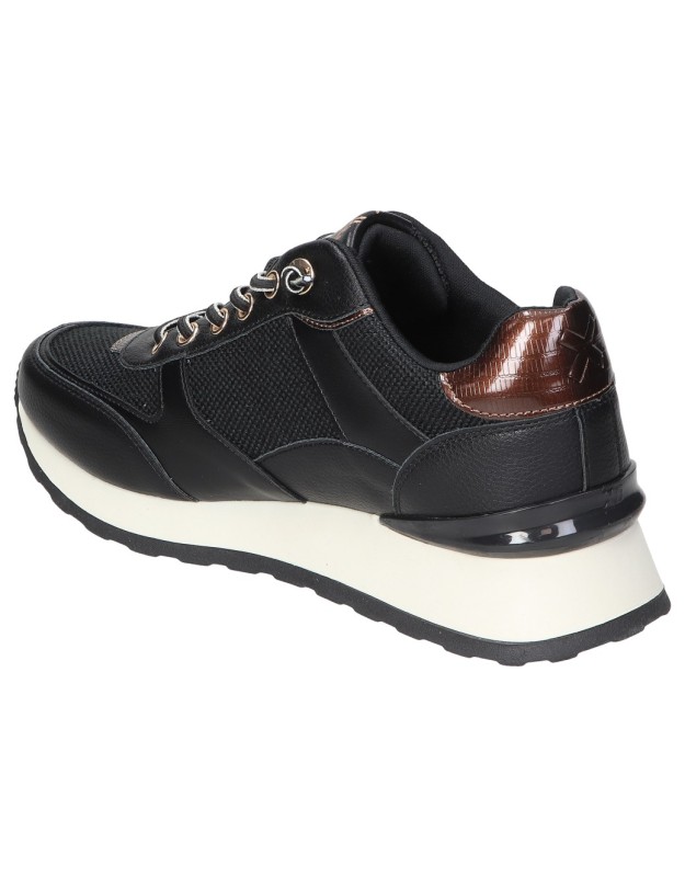 Zapatillas veganas con cuña para mujer XTI 144197 negro