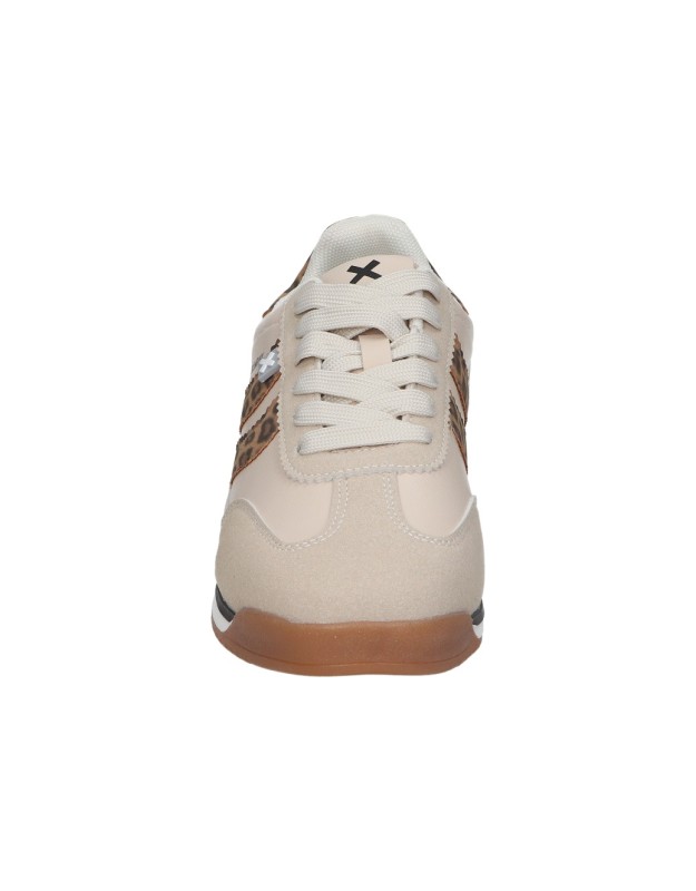 Zapatillas casual XTI 144587 en beige y animal print