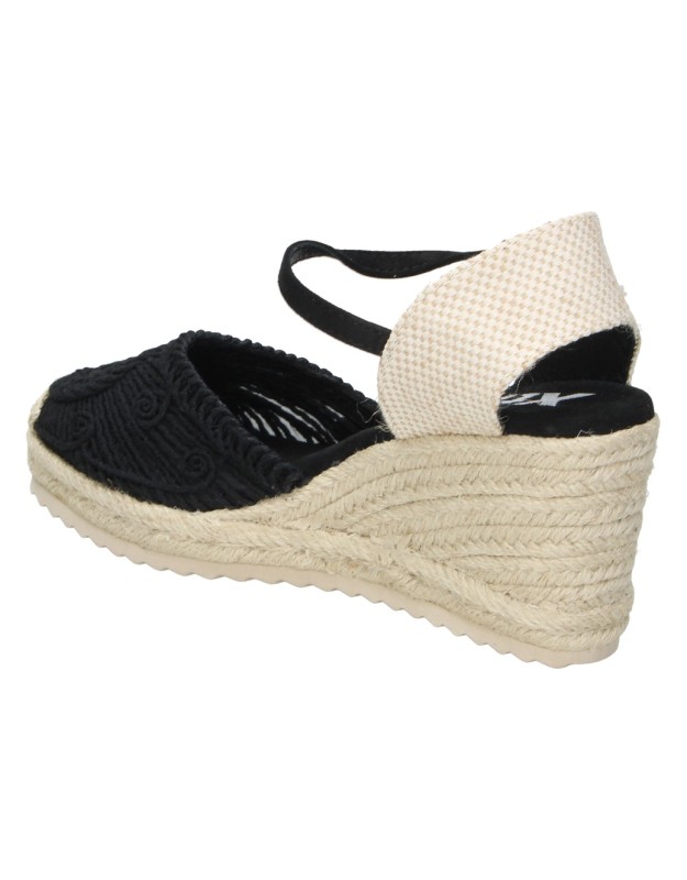 Alpargatas con cuña XTI 143845 negras con crochet para mujer
