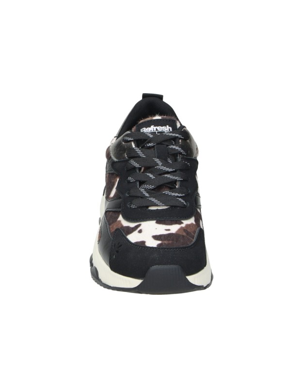 Zapatilla con cuña REFRESH 176121 negra y estampado de vaca