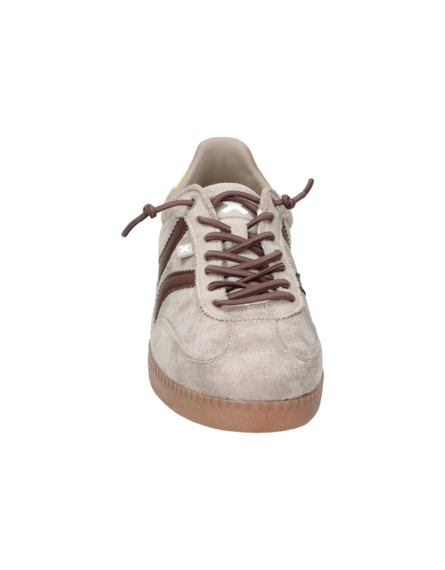 Zapatilla casual XTI 144169 en taupe para hombre