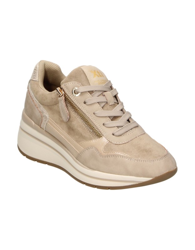 Zapato con cuña XTI 146169 en color beige para mujer