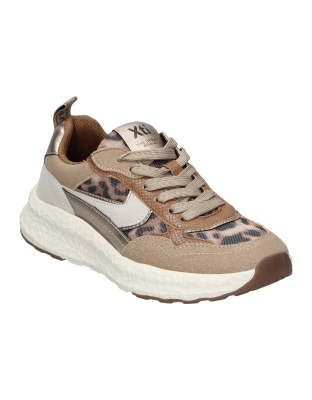 Zapato con cuña XTI 146145 en color beige para mujer