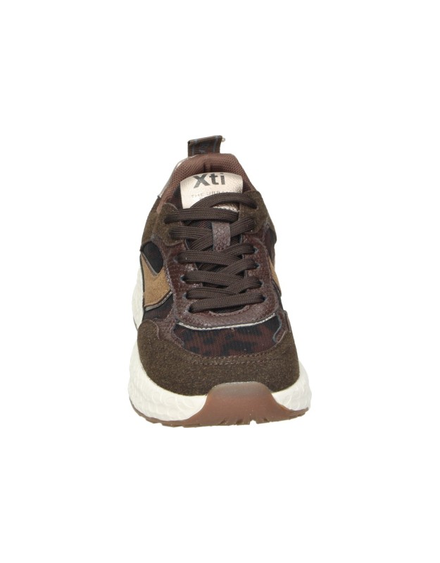 Zapatillas con cuña XTI 146145 en marrón para mujer