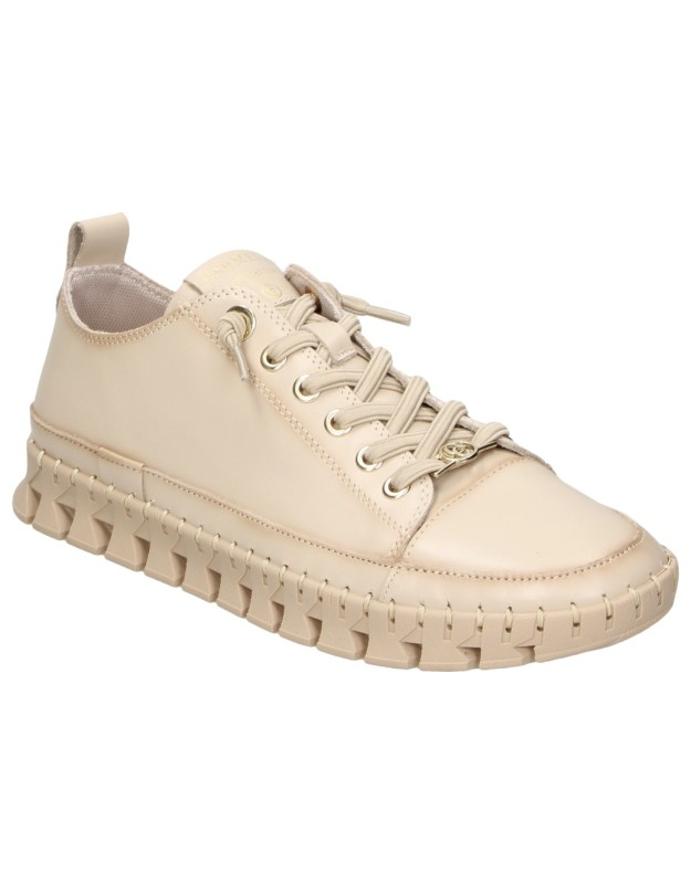 Zapato de piel CARMELA 162531 en beige para mujer