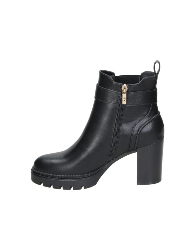 Botines de tacón XTI 146044 en color negro para mujer