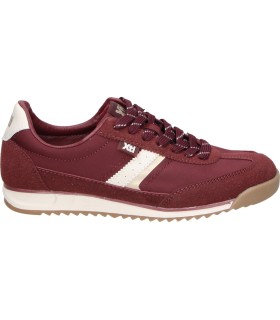 Zapatillas XTI color burdeos con Detalles en Beige 146114