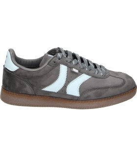 Zapatillas XTI Planas para Mujer en Color Gris con Detalles en Azul Cielo 146125
