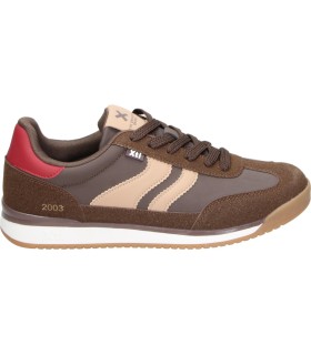 Zapatillas XTI para Hombre en Marrón con Detalles en Beige y Rojo 146770