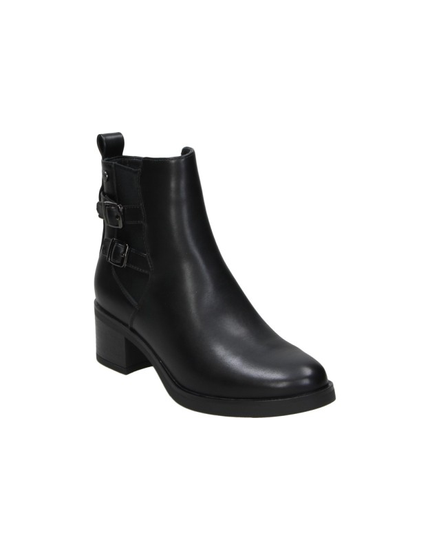 Botines de tacón y detalle de hebilla HISPAFLEX en negro 262011