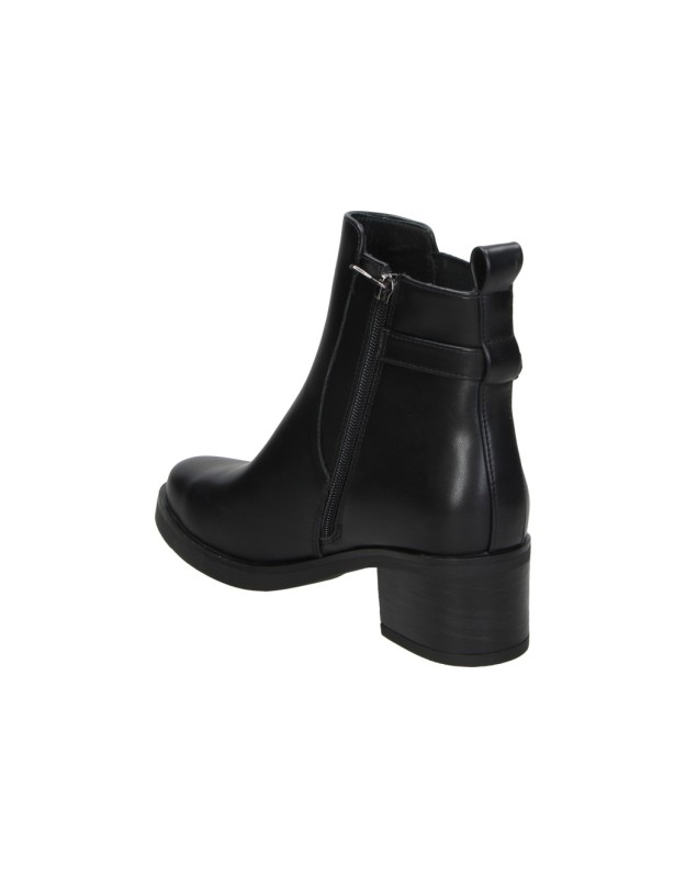 Botines de tacón y detalle de hebilla HISPAFLEX en negro 262011